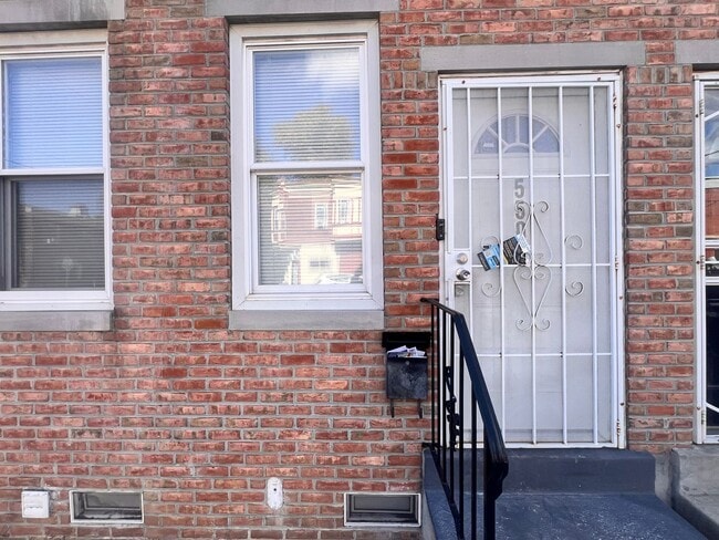 Building Photo - Contemporary 2 Bedroom Townhome w/ Updated Kitchen & Washer/dryer