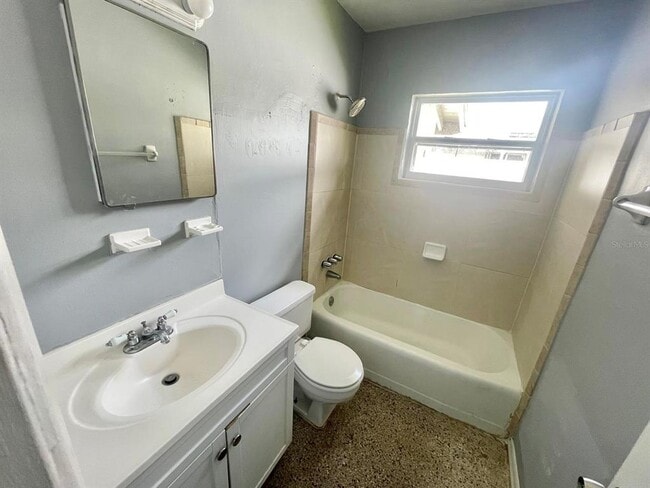 Building Photo - 4615 Edgewater Dr