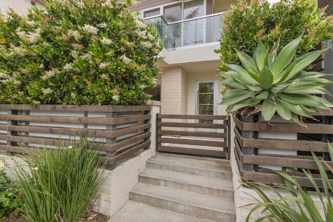 Building Photo - Contemporary luxury in a prime beachside l...