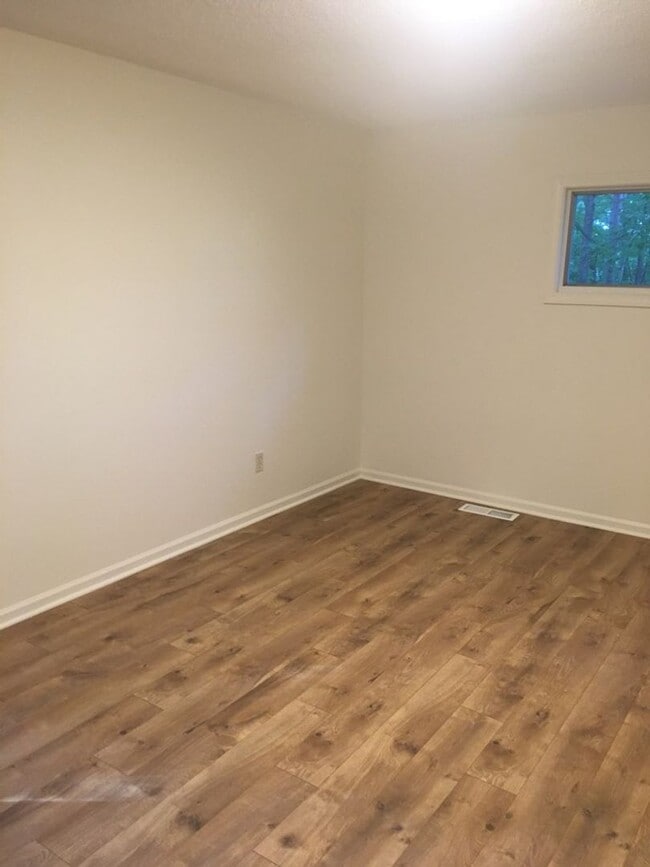Building Photo - SPACIOUS 2 BEDROOM IN HOLIDAY HILLS AREA