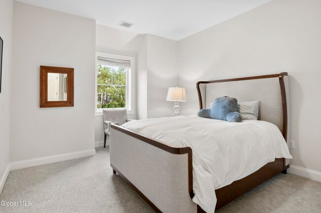 Building Photo - 37 White St