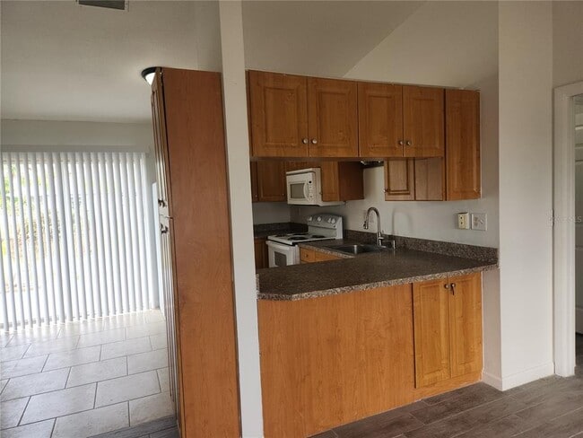 Building Photo - 1140 Queen Rd