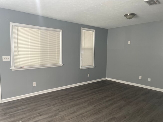 Building Photo - 2 Bed -1 Bath - Single Family Home, Recent...