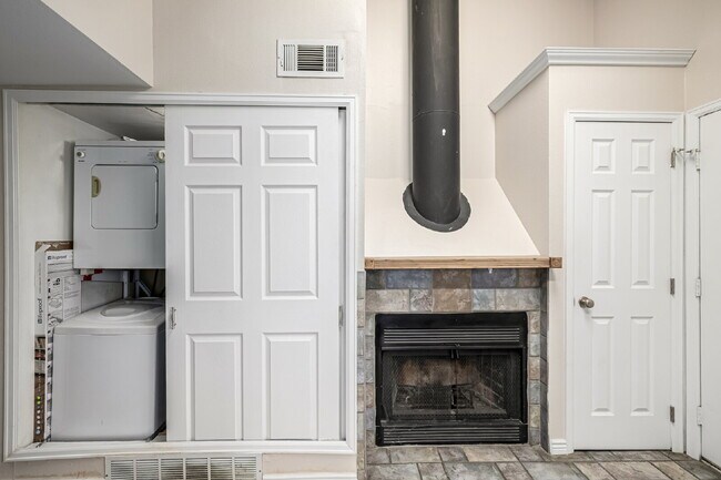 Building Photo - "Cozy 1-Bedroom Condo Retreat in Prime Tho...