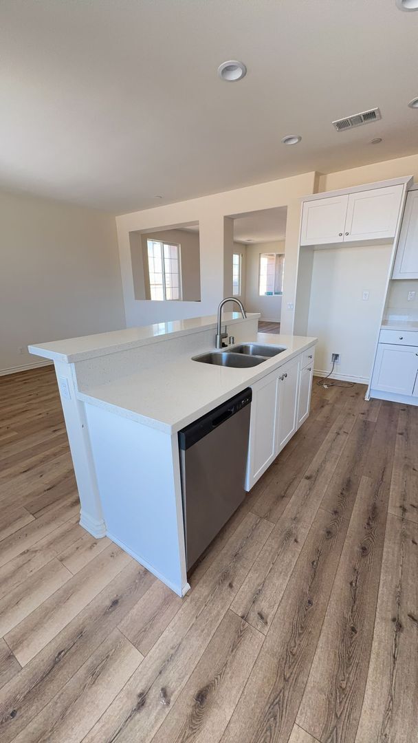 Building Photo - 3 BEDROOM VICTORVILLE HOME