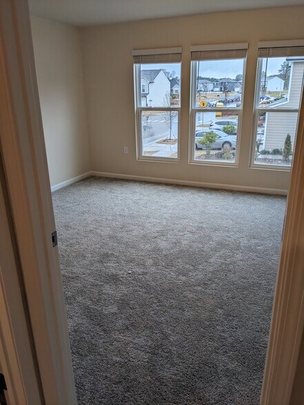 Entrance to master bedroom - 877 McKenzie Park Ter