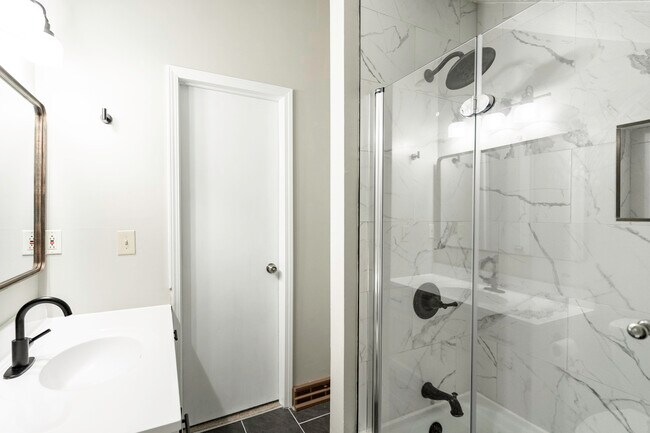 Full Bathroom - 67 Groton Dr