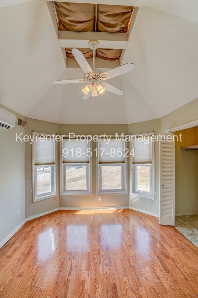 Building Photo - Riverview - Stunning 2 bed 2 bath Townhouse Great Location