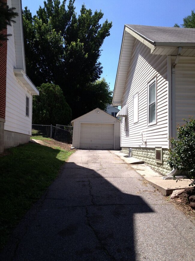 Building Photo - 3 Bedroom Morton Meadows Home for Rent - Close to Everything!