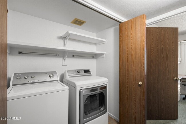 Building Photo - 1001 E Lodge Dr