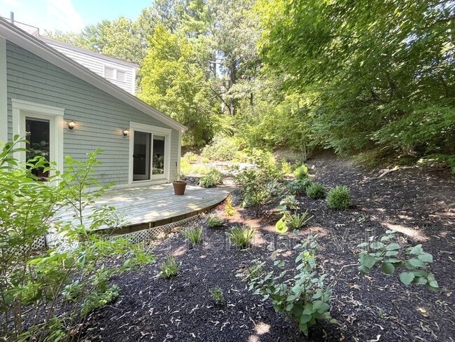 Building Photo - 44 River St