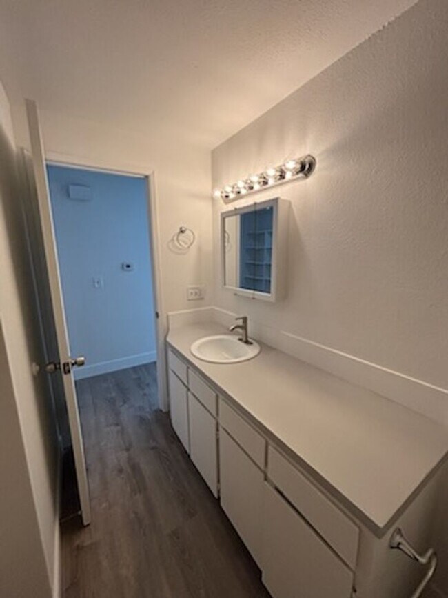 Building Photo - 3 bedroom 1 bath single level duplex