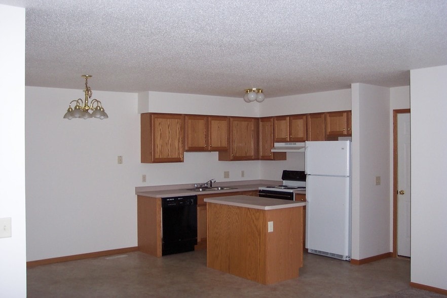 Building Photo - 721 Mary Kay Ave