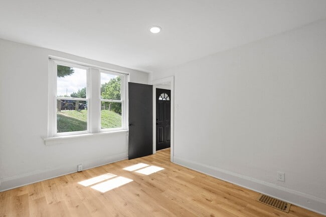 Building Photo - AVAILABLE OCT 1ST! Renovated 1-bedroom apartment in the HIGHLY DESIRABLE DORMONT neighborhood!