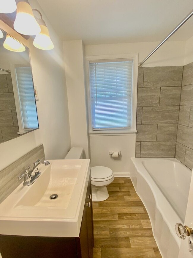 Building Photo - SPACIOUS 4 BED/2 BATH HOUSE-Luxury Vinyl F...