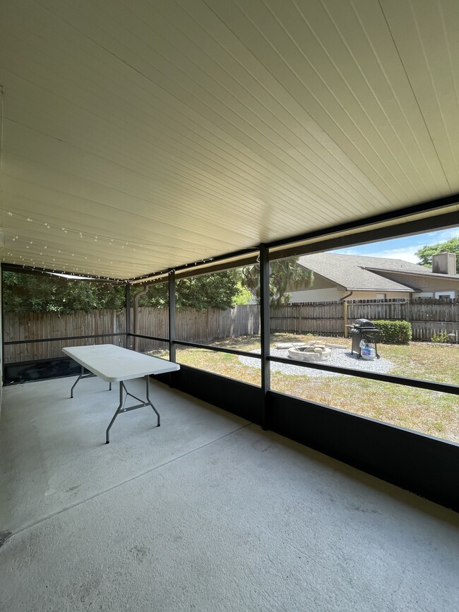 Building Photo - 1043 Gore Dr