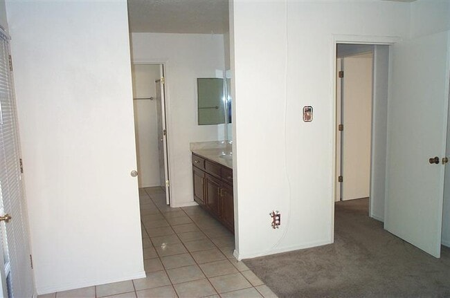 Building Photo - 2820 Palo Verde Dr NE