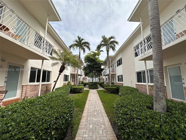 Building Photo - 1100 Venetian Way