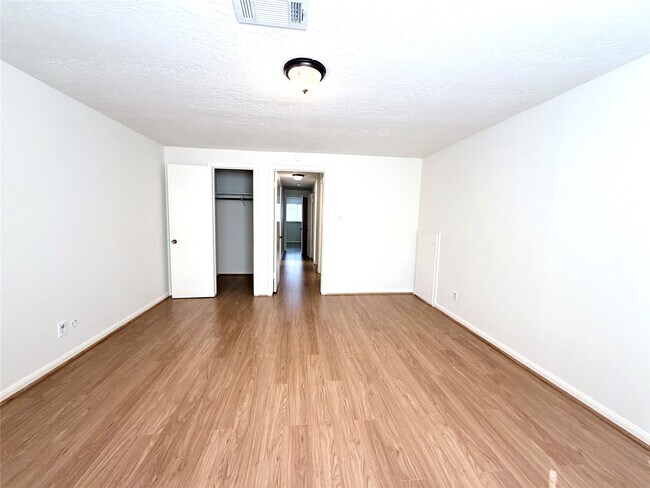 Building Photo - 9706 Crestdale Cir