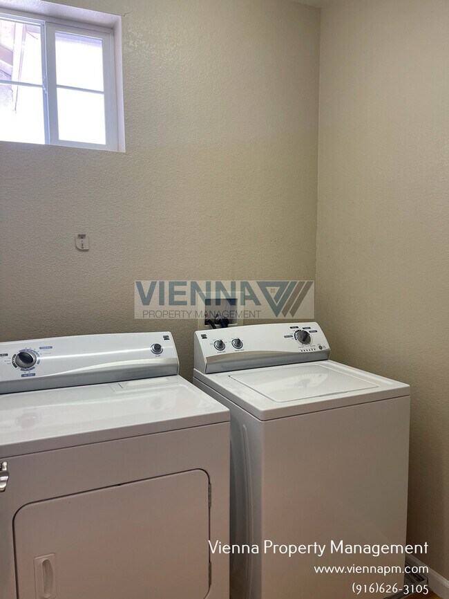 Building Photo - Spacious 3 Bedroom Home in Great Location