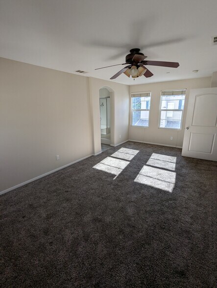 Huge primary bedroom + alcove - 1406 Mosaic Glen