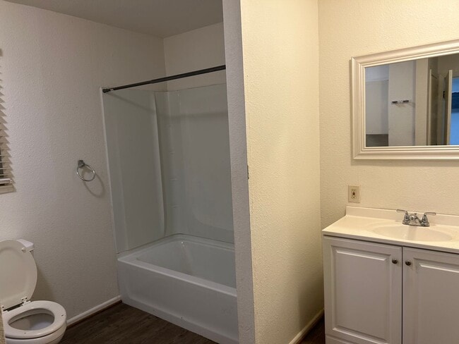 Building Photo - 1025 W Terry St