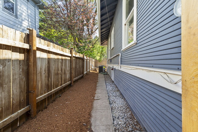 Building Photo - 2334 SE 34th Ave
