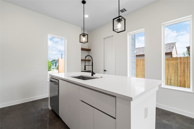 Building Photo - 8205 Parnell St