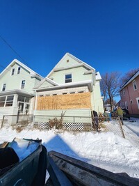 Building Photo - Four Bedroom Single Family Home!