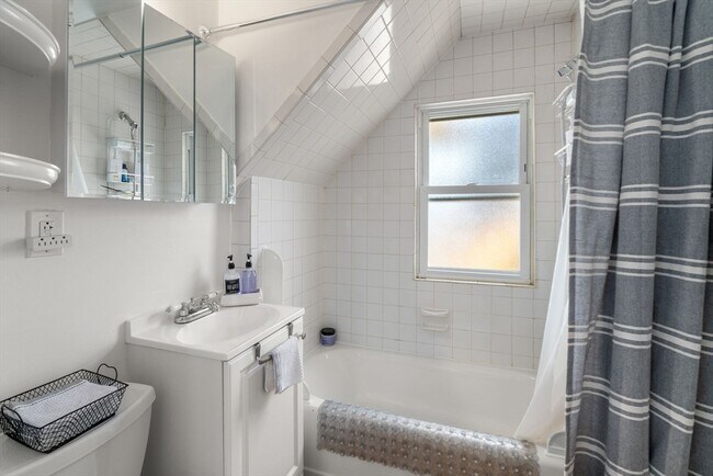 Building Photo - 18 Loring St