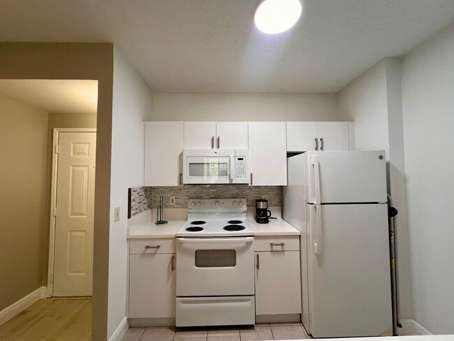 Building Photo - 630 S Sapodilla Ave