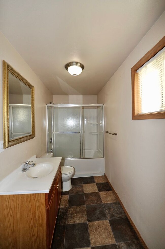Building Photo - 2 bed 1 bath apartment (4plex building)