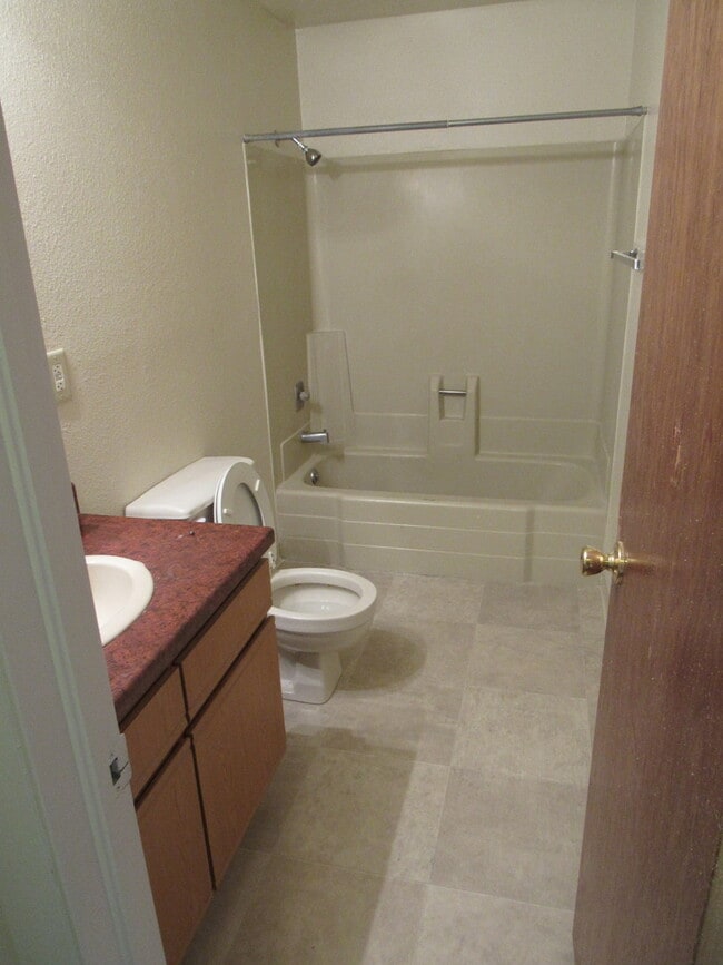 Building Photo - Spacious 2 bedroom 1 bath apt.