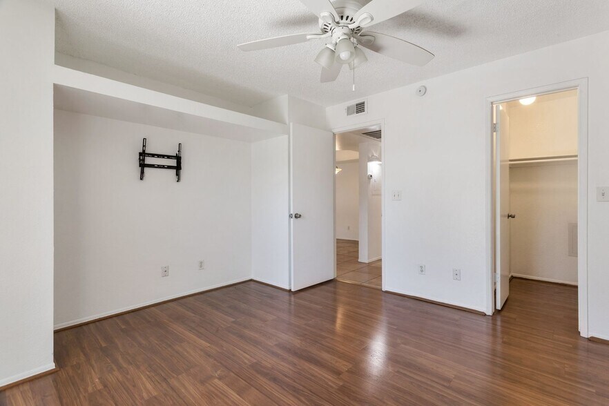 Building Photo - 4850 E Desert Cove Ave