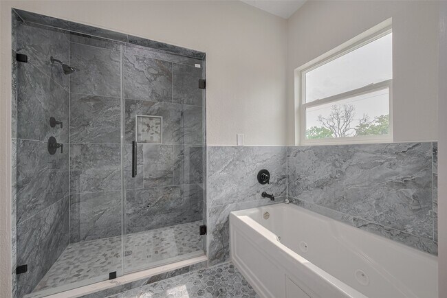 Building Photo - 2206 Hoskins Dr
