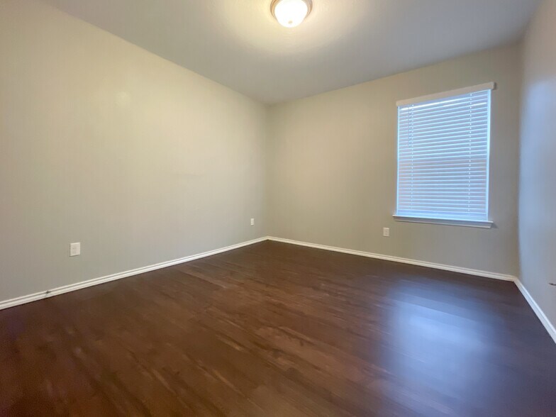 Building Photo - 3228 Beutel Rd