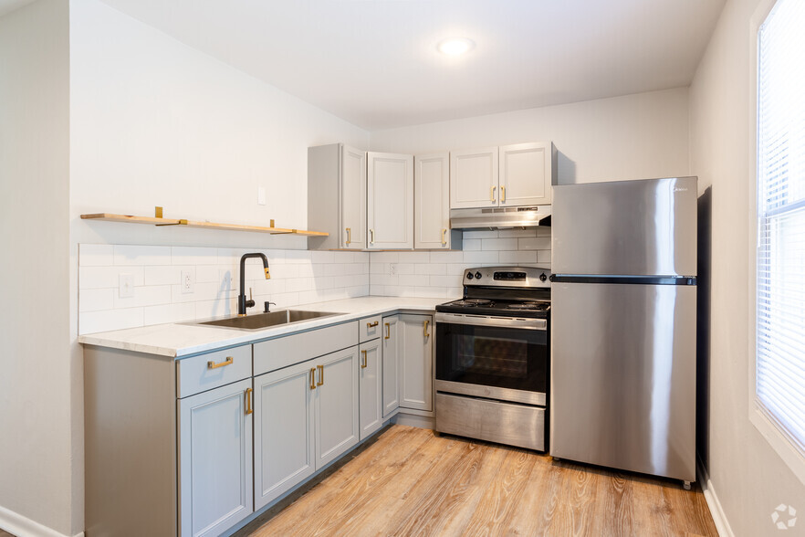 2BR, 1.5BA - Townhouse - Kitchen - The Row at 35th Apartments