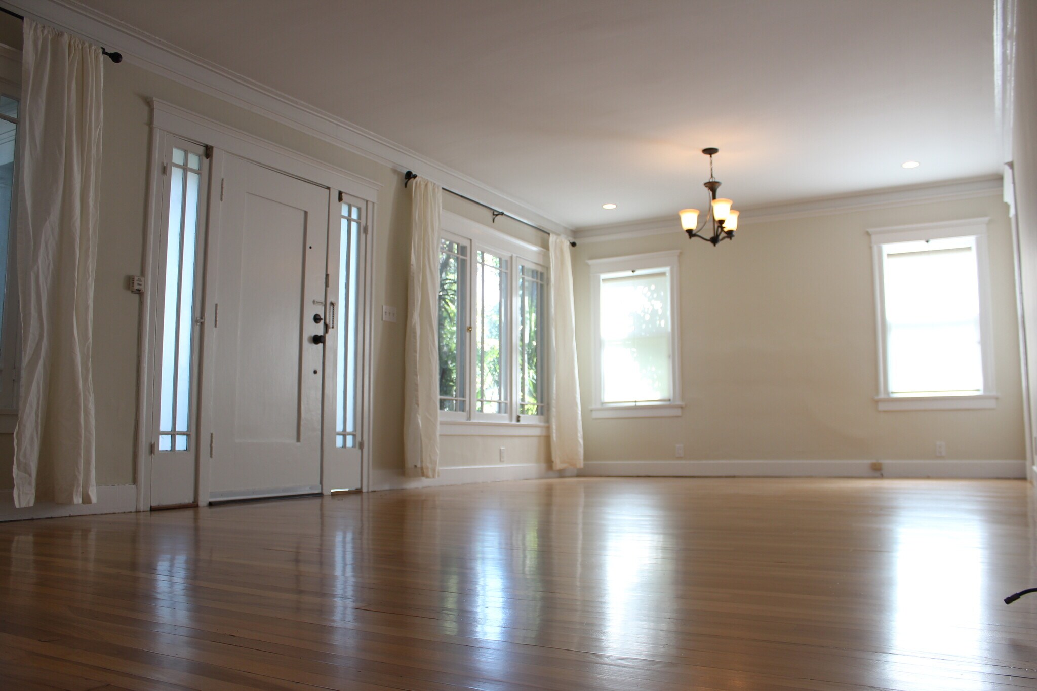 Building Photo - 1221 N Orange Grove Ave