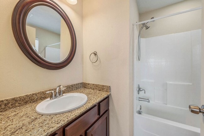 Building Photo - Available August 2026! 4 Bed, 3 Bath in Ho...