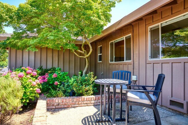Building Photo - Stunning home located is sought after Northgate!