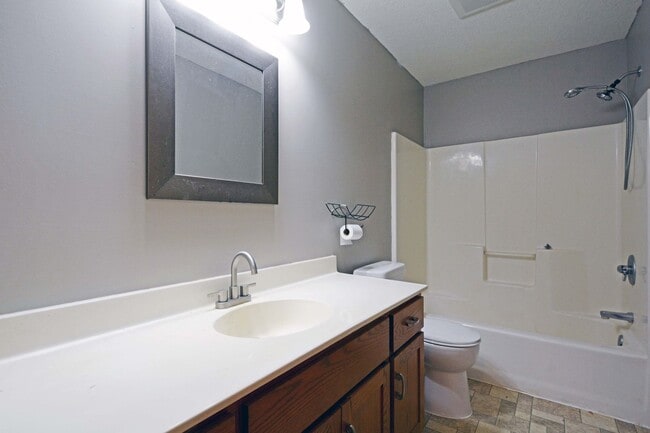 Building Photo - Spacious 5-Bed, 3 Bath Home in Delano - Available Now!