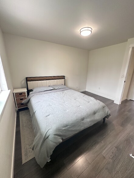 Building Photo - 2323 Oak Dr