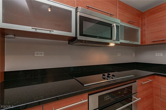 Building Photo - 3000 Oasis Grand Blvd