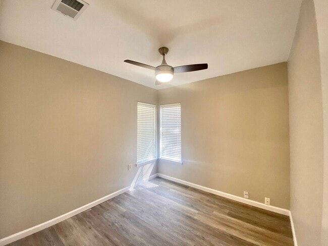 Building Photo - AVAILABLE NOW 3 BD | 2 BA | ATTACHED GARAG...