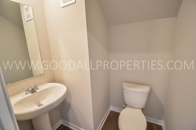 Building Photo - 3 Bedroom 2.5 Bath Townhome in Waukee