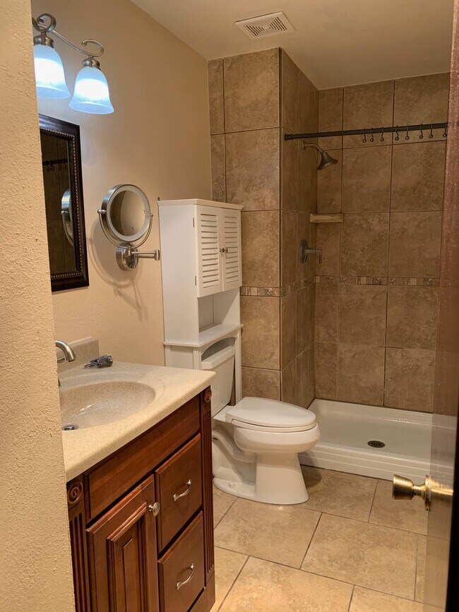 Building Photo - 6745 Ridge Top Dr