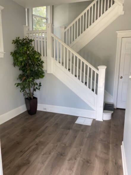 Building Photo - 1 W Franklin St