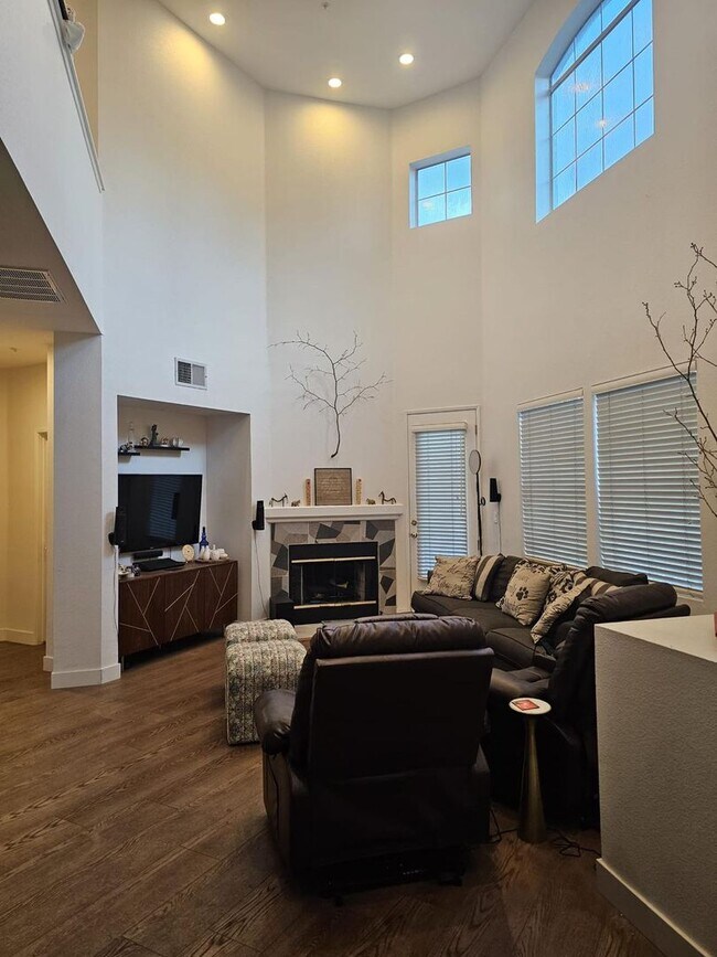 Building Photo - Modern 3BD/3BA Townhouse in Prime Union Ci...