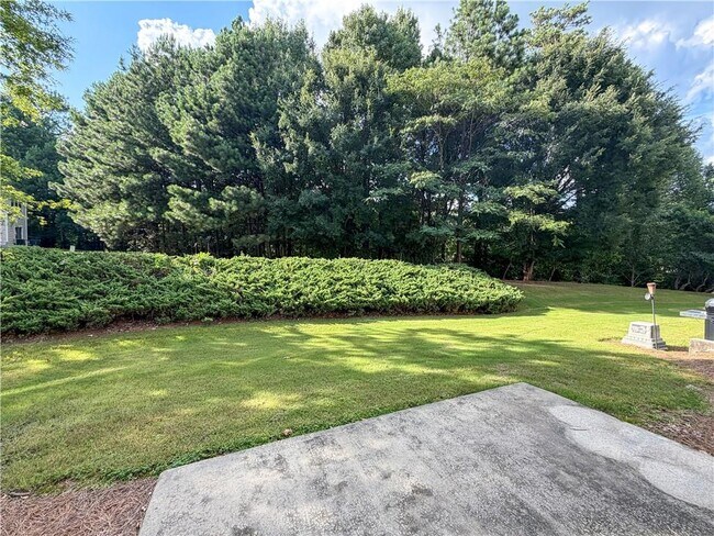 Building Photo - 2425 Fairlie Dr