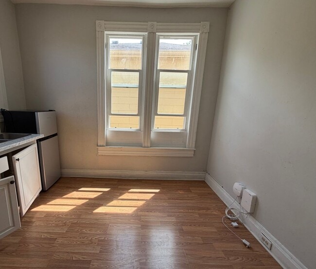 Building Photo - 1523-1525 Triplex